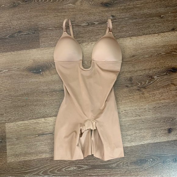 Spanx womens brown Plunge Low-Back Mid-Thigh Bodysuit L - Picture 2 of 11